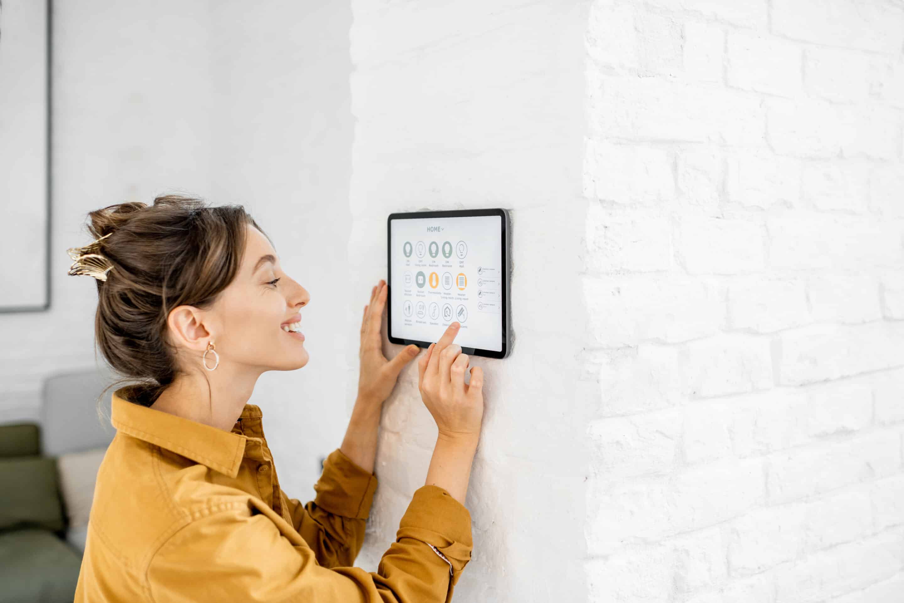 AI in Home Insurance: Smart Home Monitoring Technology AI-powered smart home control panel used to monitor home systems for modern home insurance risk prevention.